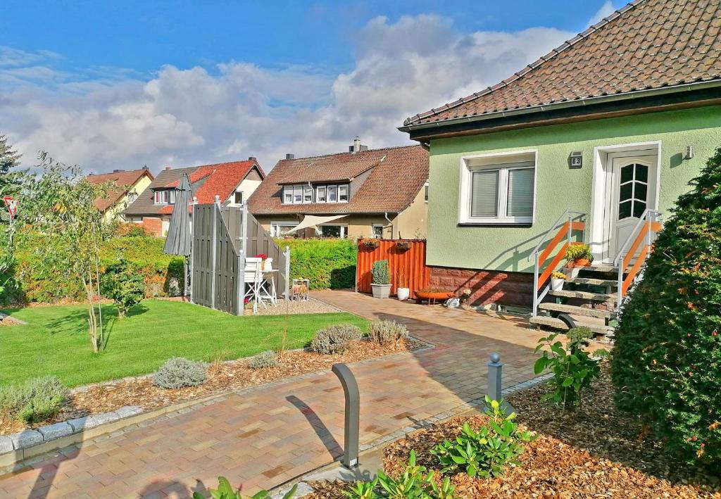 马尔肖Ferienwohnung Malchow SEE 10271的绿色房子,带房子的院子