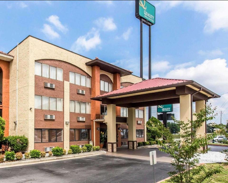 莫罗Quality Inn & Suites Morrow Atlanta South的酒店大楼前面有街道标志