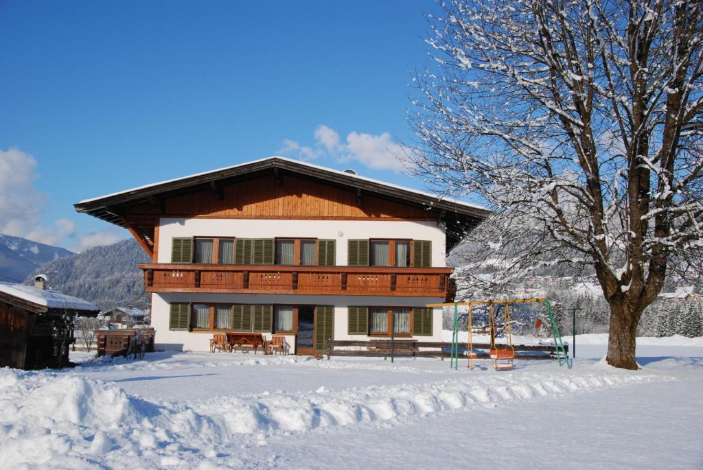 克森Ferienhaus Resi & Obermoser的雪中的房子