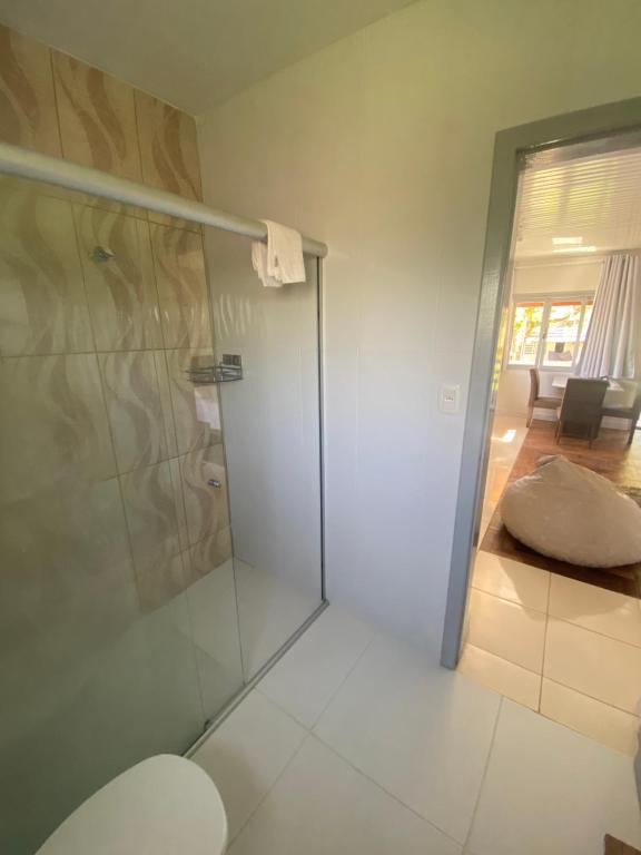 本图贡萨尔维斯Casa no Vale dos Vinhedos em Bento Gonçalves的带淋浴的浴室和玻璃门