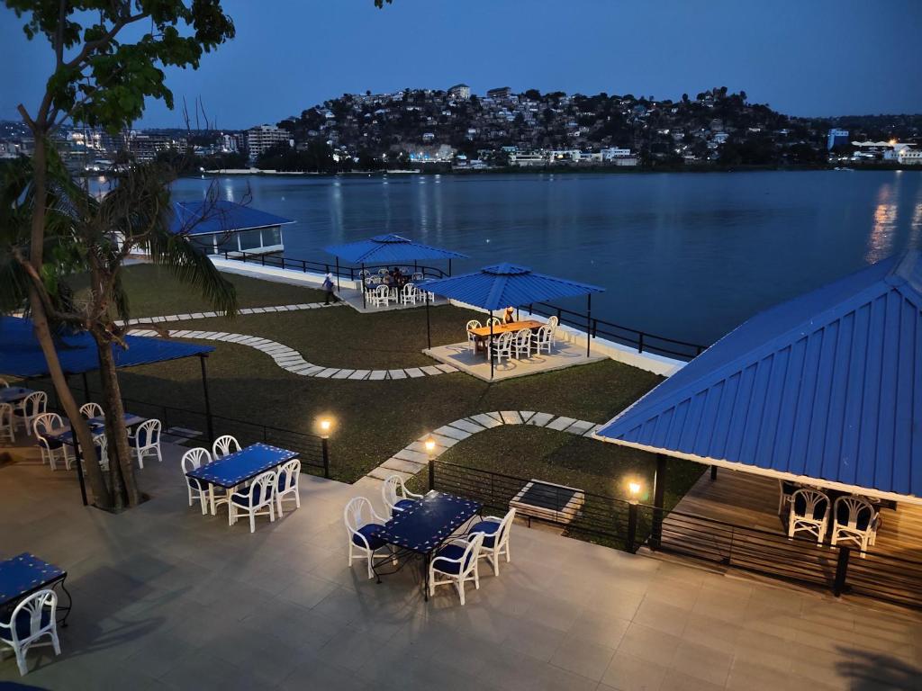姆万扎Hotel Tilapia的享有带桌椅和水景的庭院。