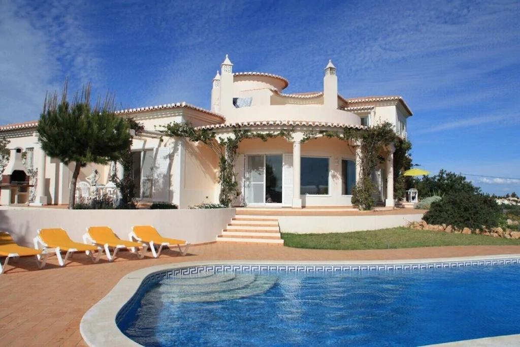 费拉古多Villa with beautiful see views & spacious garden的一座房子前面设有游泳池
