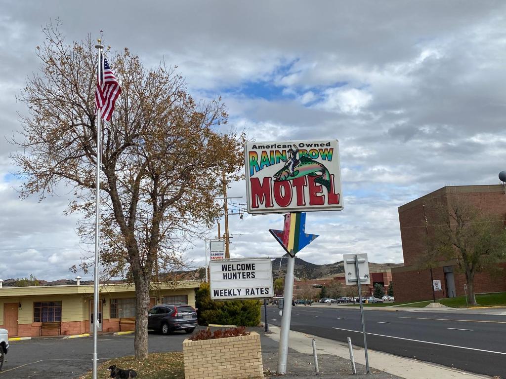瑟莫波利斯Rainbow Motel的街道边的汽车旅馆标志