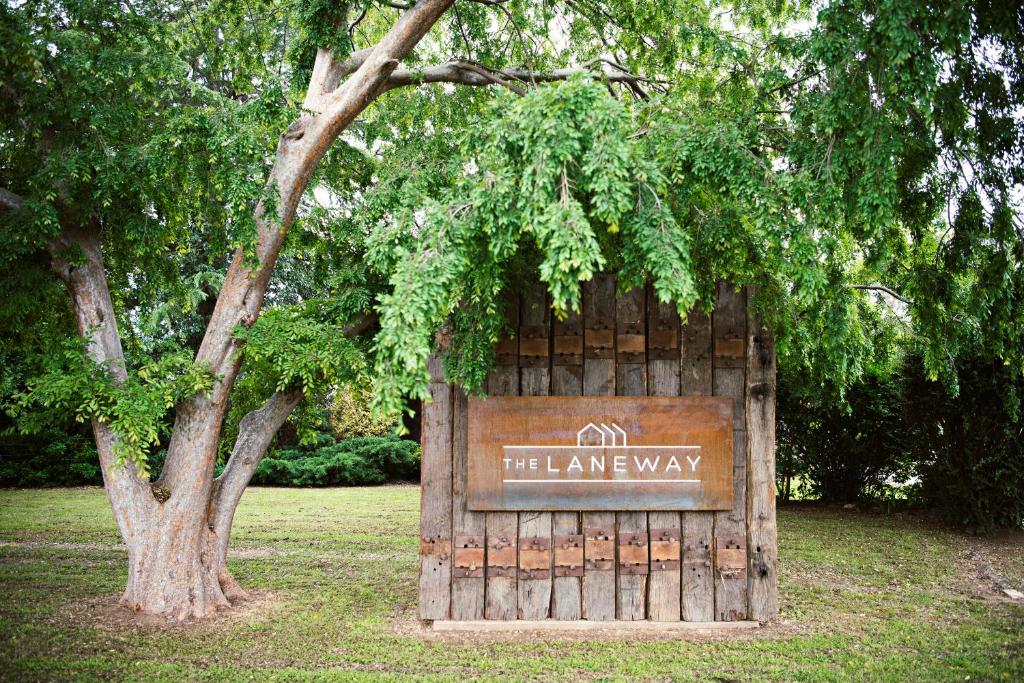 马奇The Laneway的木门,上面有读出路的标志