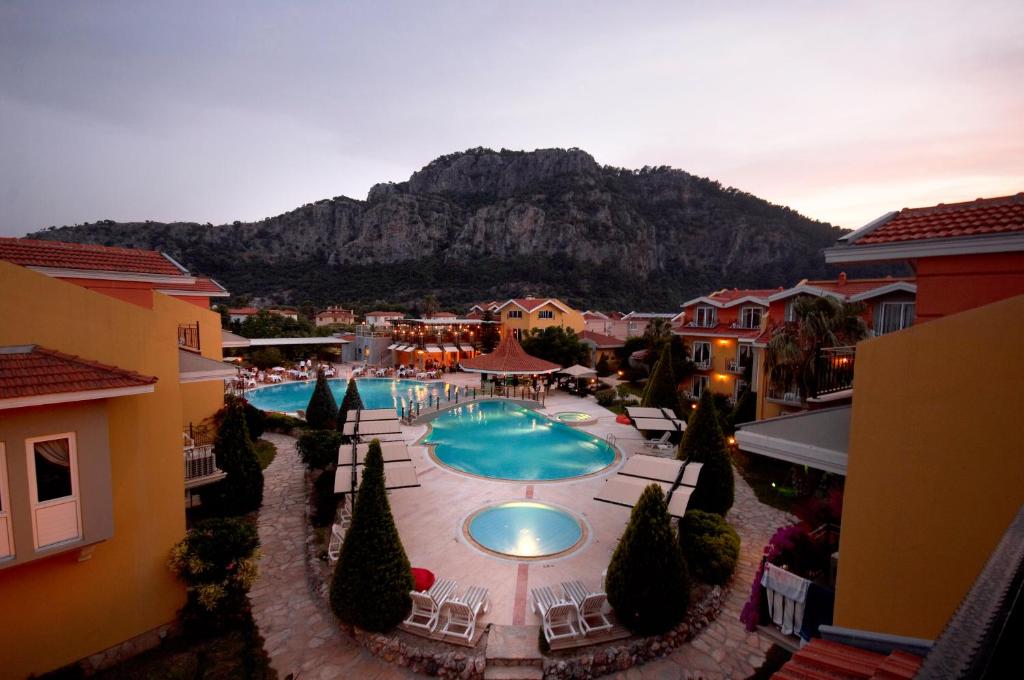 达利安土耳其俱乐部阿拉酒店的享有带游泳池的度假村的顶部景致