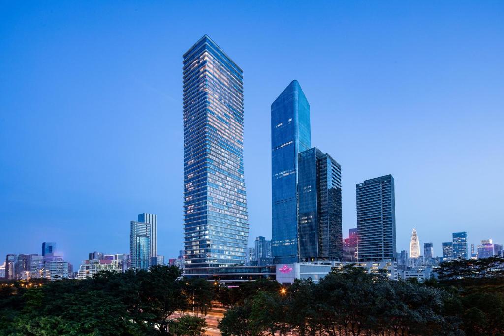 深圳深圳深铁皇冠假日酒店的城市中一群高大的建筑