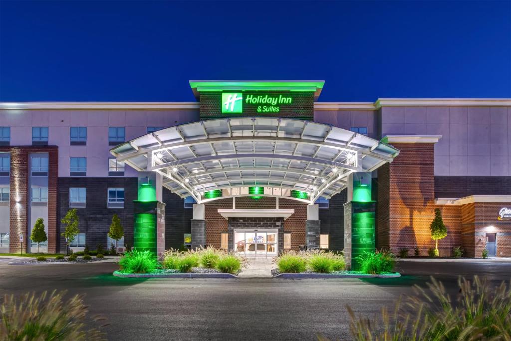 佩里斯堡Holiday Inn & Suites - Toledo Southwest - Perrysburg, an IHG Hotel的带有读 ⁇ 标志的医院大楼