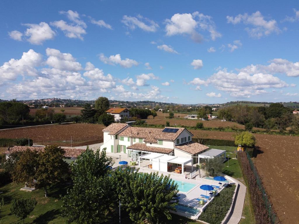 蒙特圣维托Le Terre di Maluk的享有带游泳池的房屋的空中景致