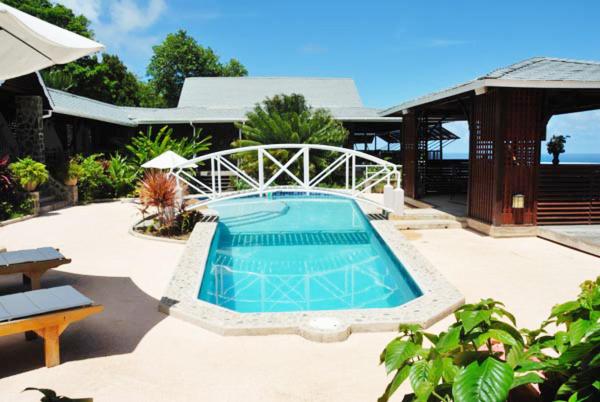 Port ElizabethSpring Hotel Bequia的庭院中间的游泳池