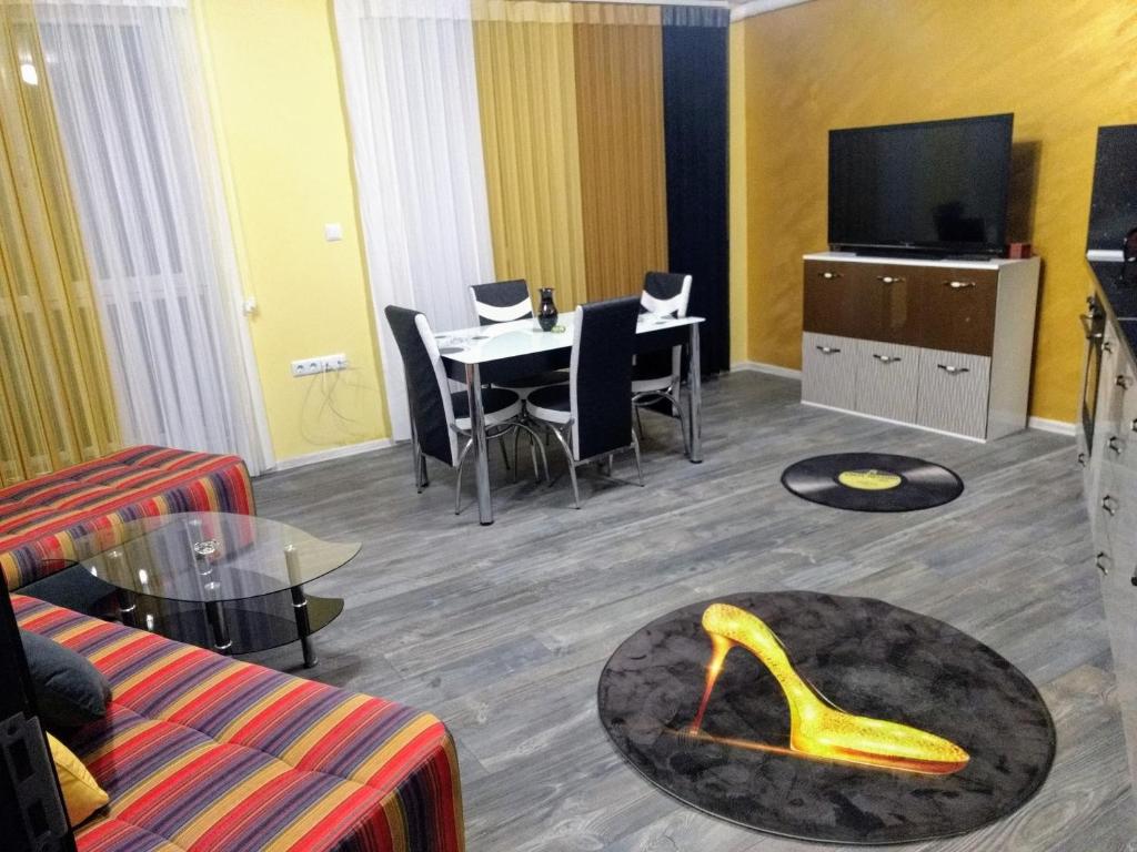 普罗夫迪夫Valentina GOLD apartment的客厅配有一张桌子,地板上摆放着黄鞋