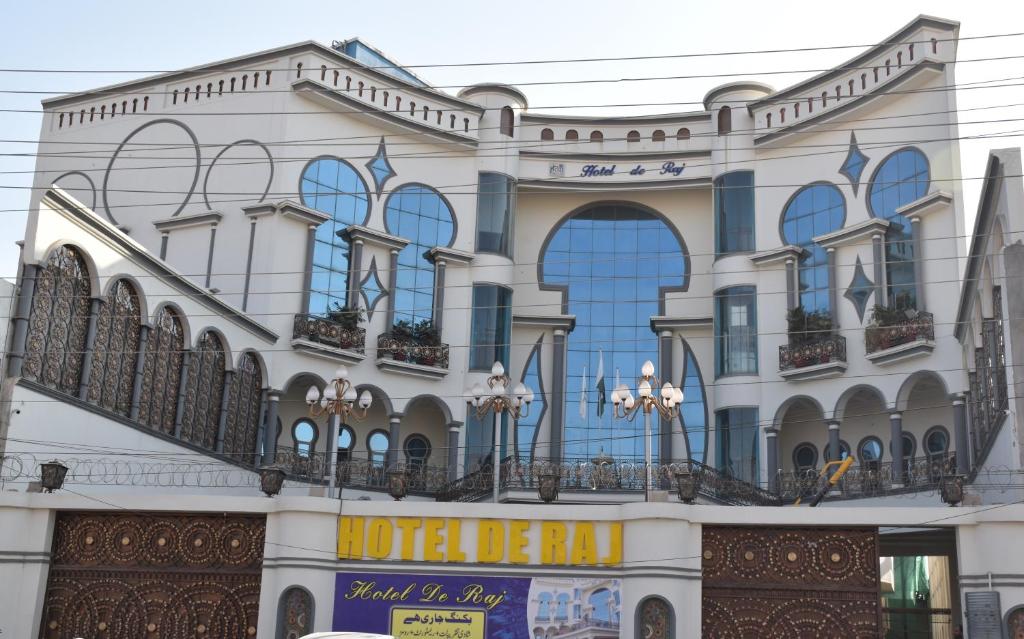 锡亚尔科特Hotel de Raj Sialkot的一座建筑上建有酒店