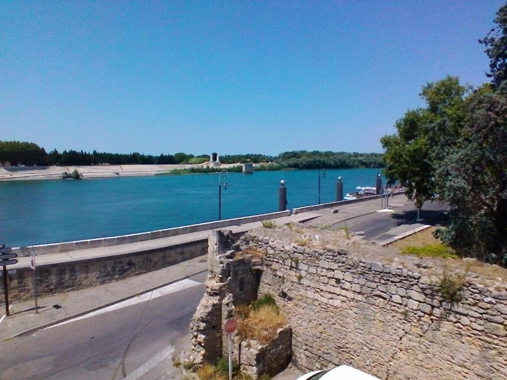 阿尔勒摄政酒店的从桥上欣赏河流美景