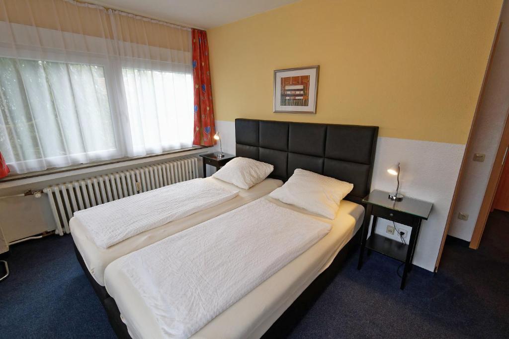 希尔登维登洛夫酒店 的一间卧室设有两张床和窗户。