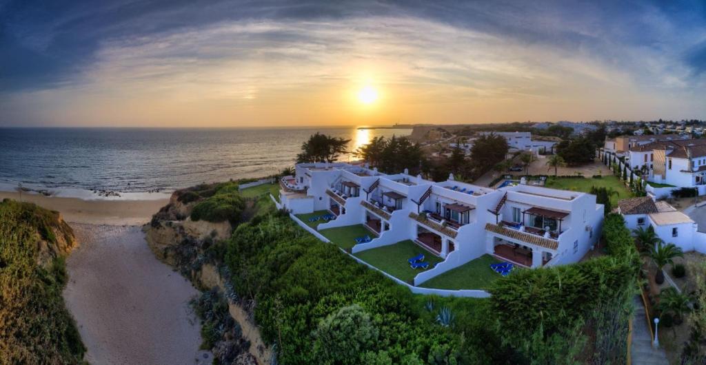 科尼尔-德拉弗龙特拉弗拉门戈海滩科尼尔别墅酒店的海滩上房屋的空中景致