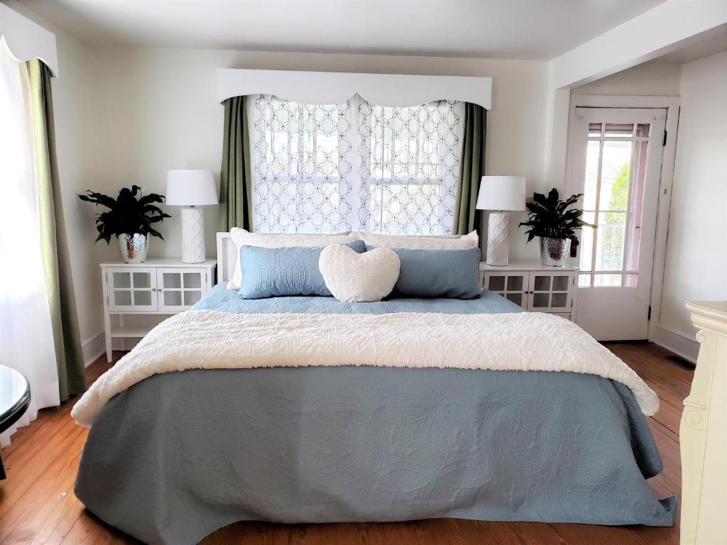 盖茨堡Battlefield Bed & Breakfast的一间卧室配有一张带心枕的大床