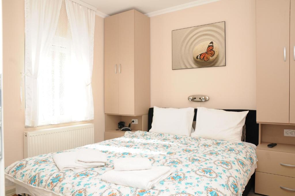 查查克Favorit Apartments Čačak的一间卧室配有带毛巾的床