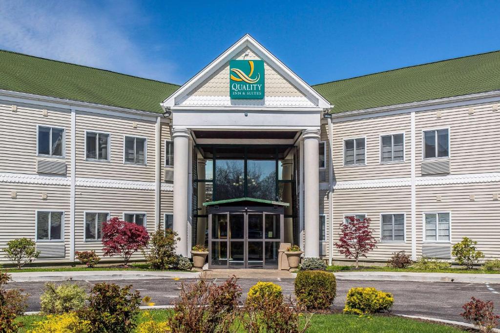 米德尔敦Quality Inn & Suites Middletown - Newport的前面有标志的建筑