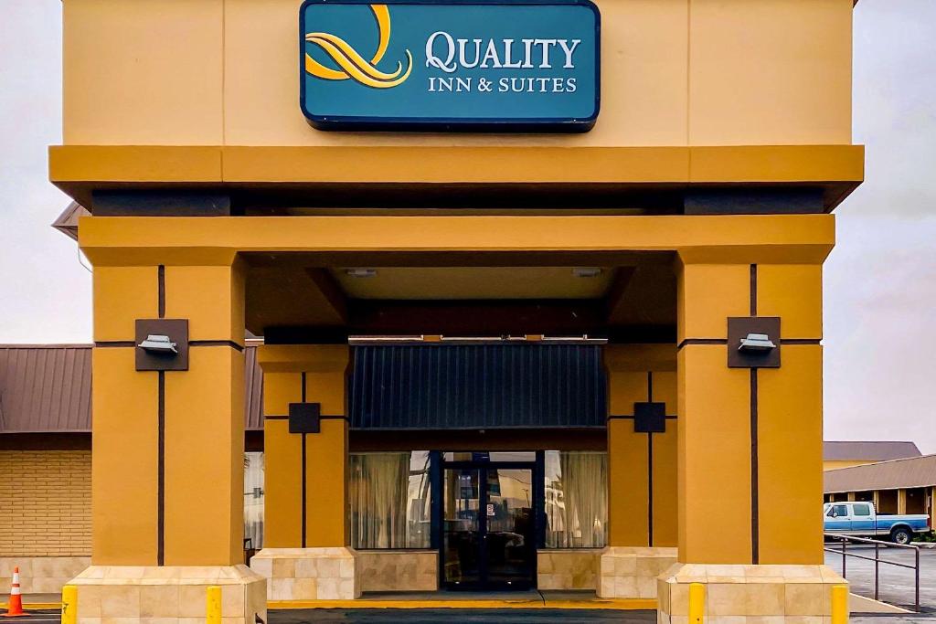 埃尔帕索Quality Inn & Suites Airport的一座带标志的华尔马特建筑
