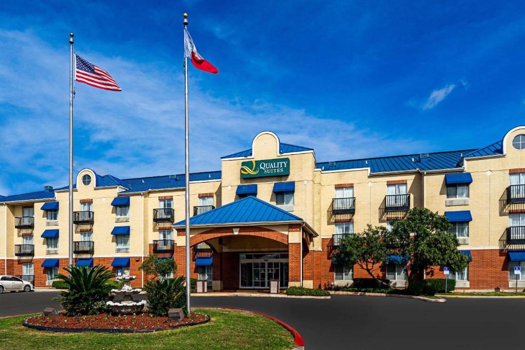 圣安东尼奥Quality Suites的前面有两面美国国旗的酒店