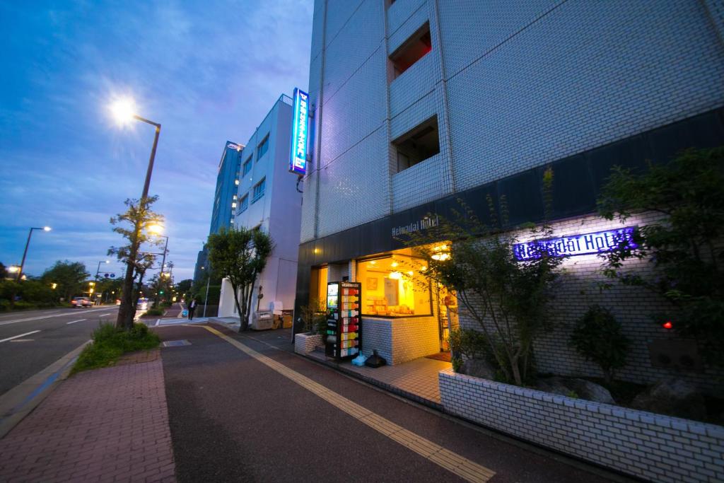 福冈黒瓦代奥特蒙酒店的街上的一栋建筑