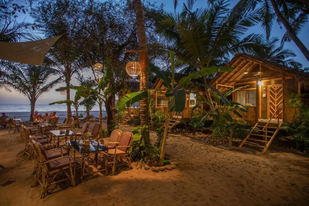 阿贡达Goa Cottages Agonda的海滩餐厅
