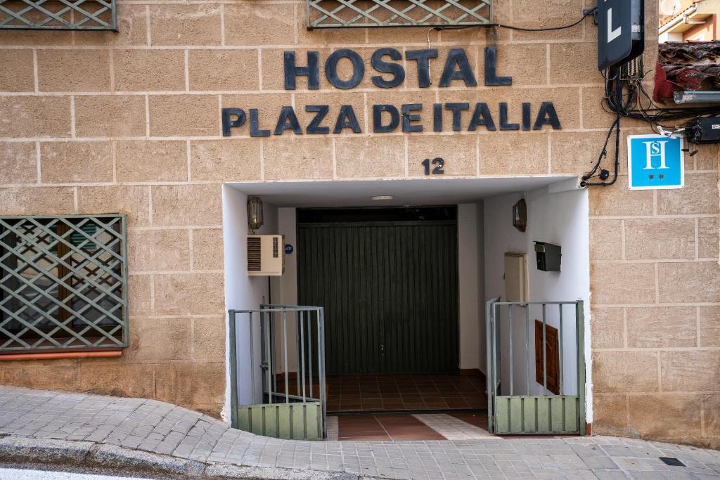 卡塞雷斯Hostal Plaza de Italia的意大利广场