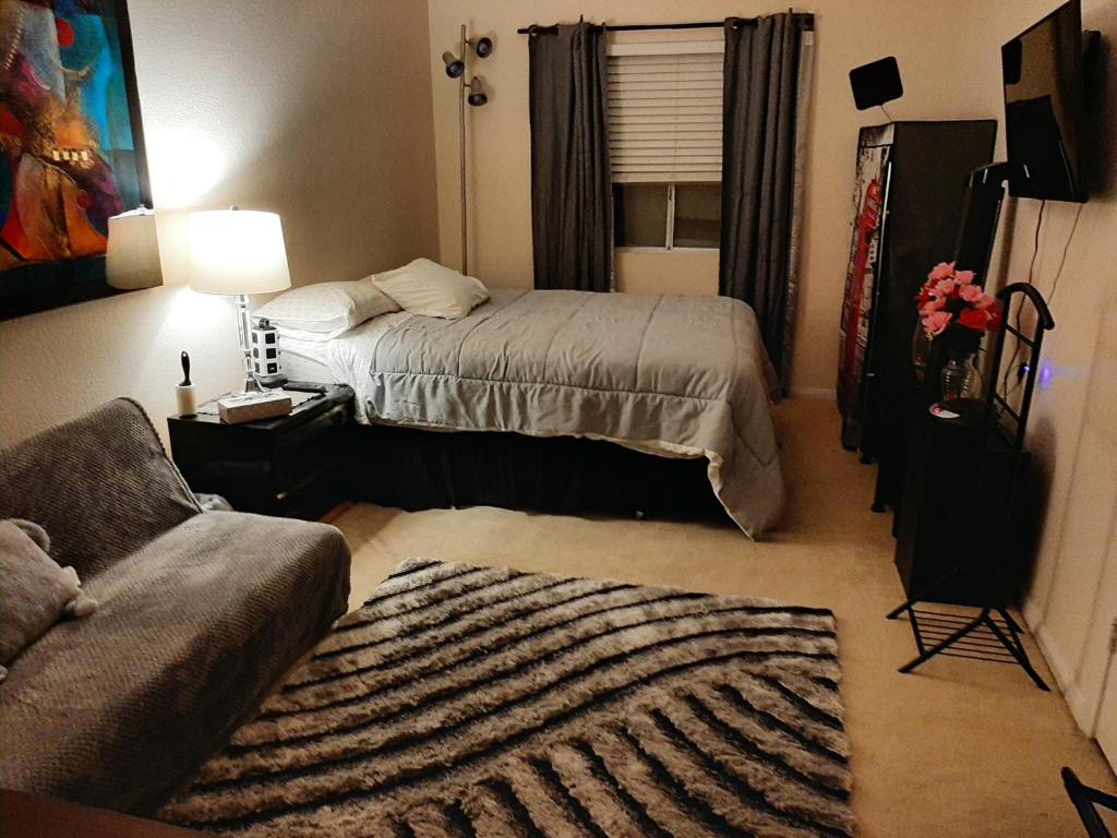 拉斯维加斯CATmosphere的酒店客房,配有床和沙发