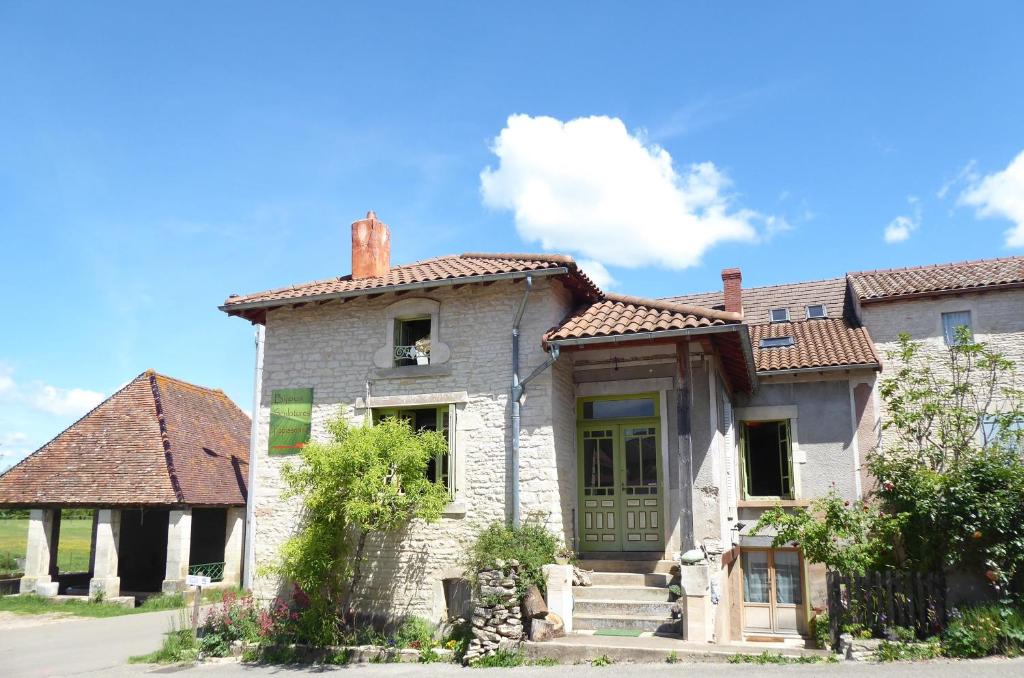 Chissey-lès-MâconLe coeur du Lys的一座带屋顶的古老石头房子