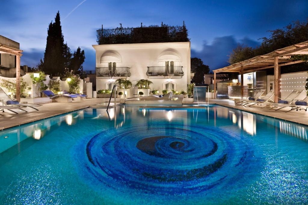 阿纳卡普里Hotel Villa Blu Capri的中央螺旋游泳池