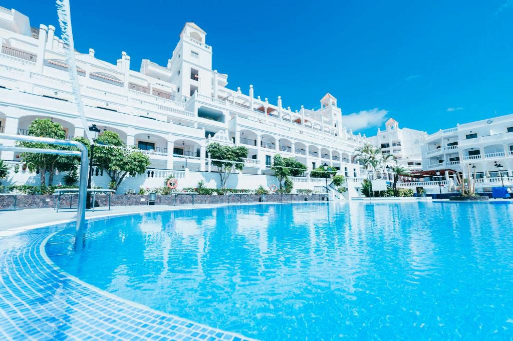 洛斯克里斯蒂亚诺斯Hollywood Mirage - Excel Hotels & Resorts的一座大建筑前的游泳池