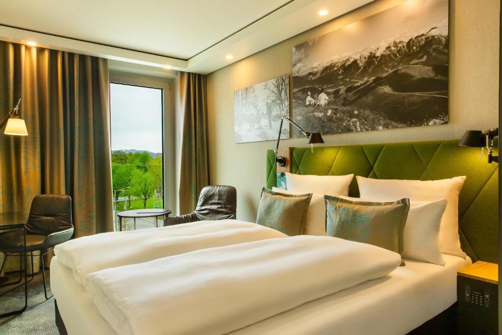 萨尔茨堡萨尔茨堡一号汽车旅馆的一间设有大床和窗户的酒店客房
