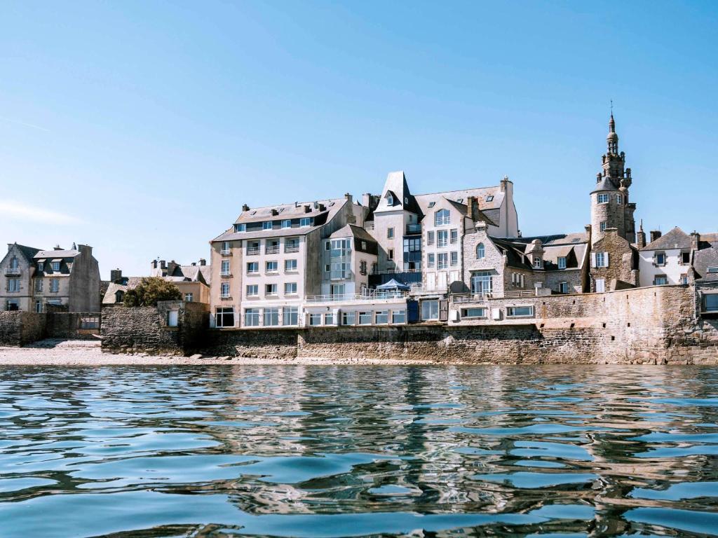 罗斯科夫罗斯科夫海大酒店的水体上的大型建筑
