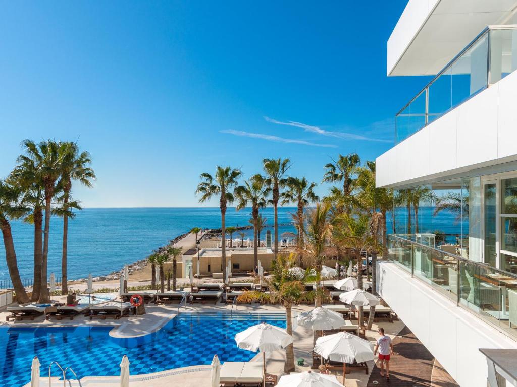 马贝拉Amàre Beach Hotel Marbella - Adults Only Recommended的享有度假村游泳池的景致。