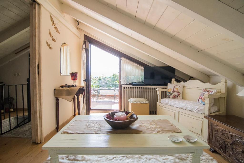 阿拉霍瓦cozy attic的客厅设有桌子和大窗户