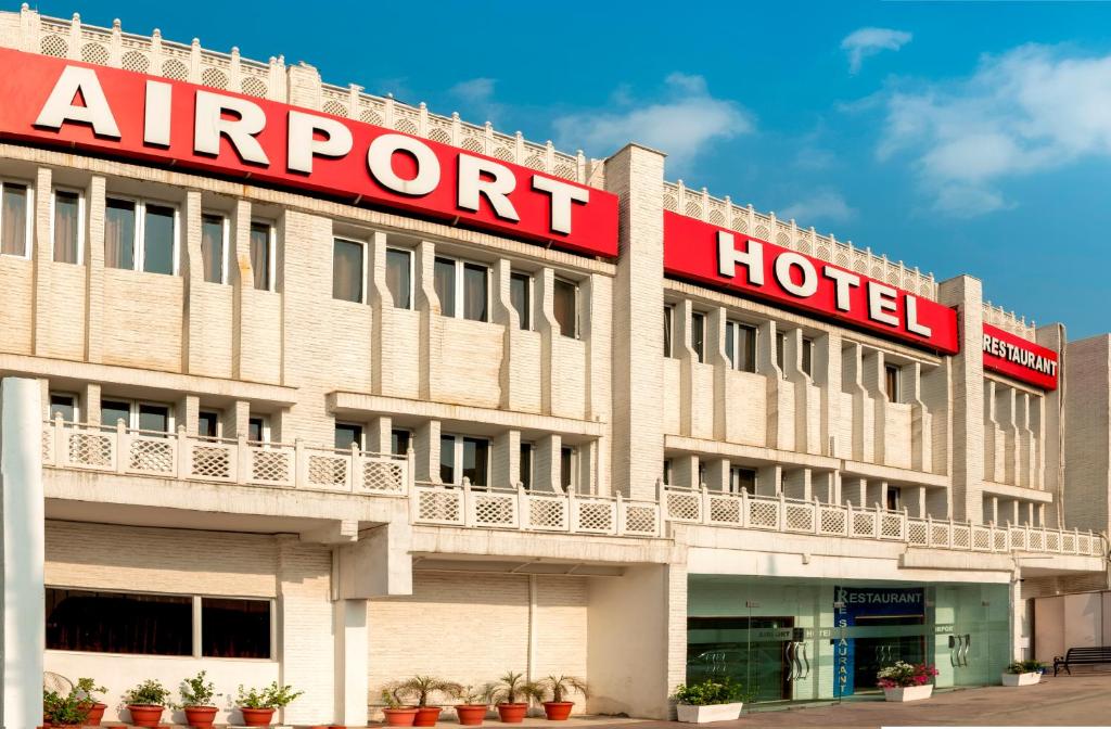 新德里空港酒店的上面有标志的酒店