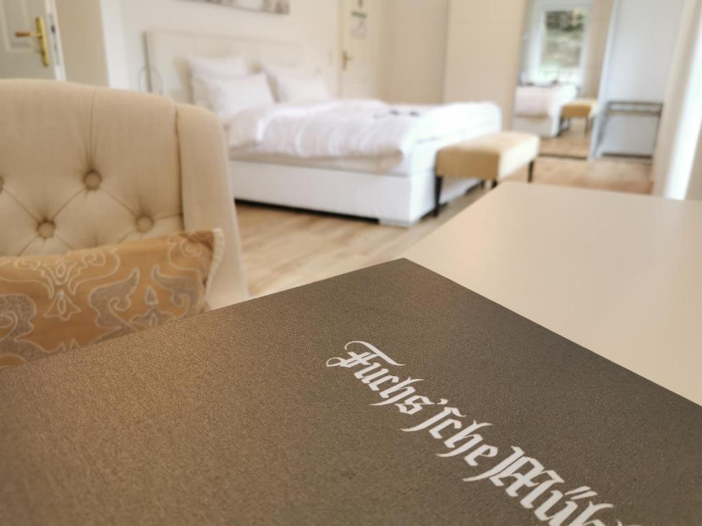 魏因海姆富克斯磨酒店的客厅配有床和桌子