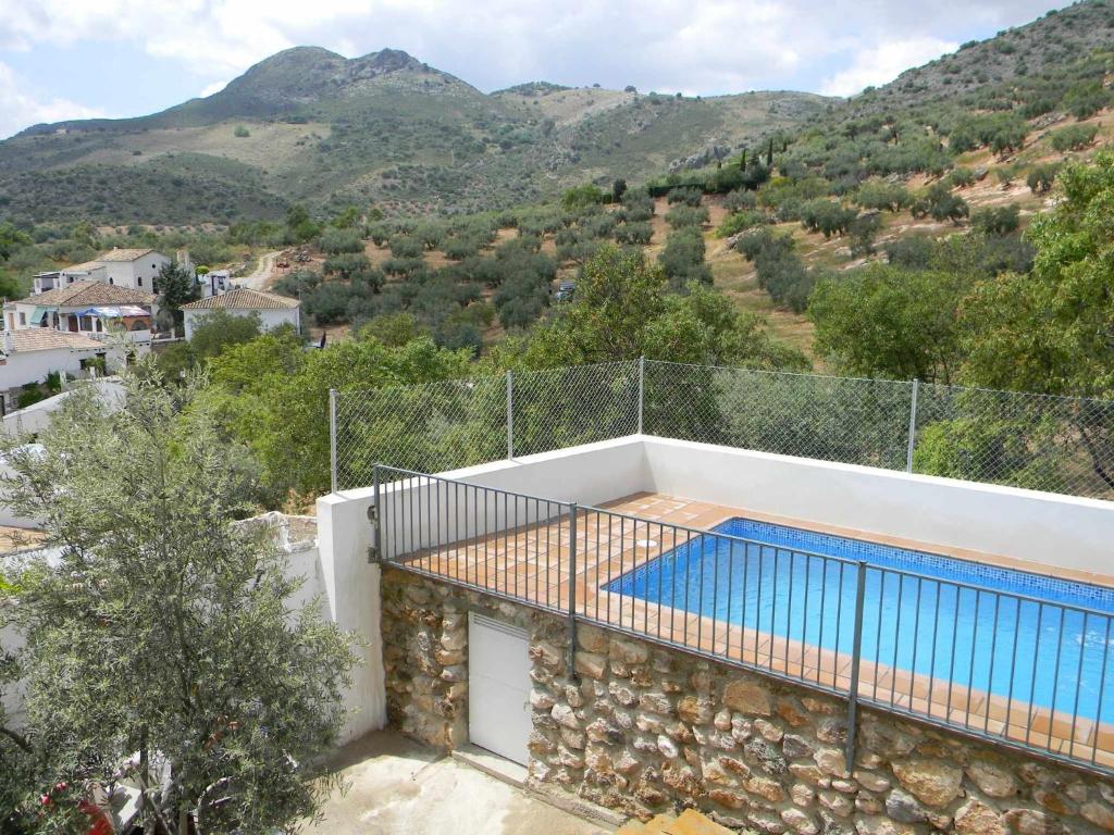 ZagrillaSierra Alcaide的一座别墅,在一座建筑的顶部设有一个游泳池