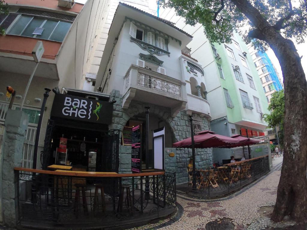 里约热内卢拉加托科帕卡巴纳旅馆的大楼前设有桌椅的酒吧