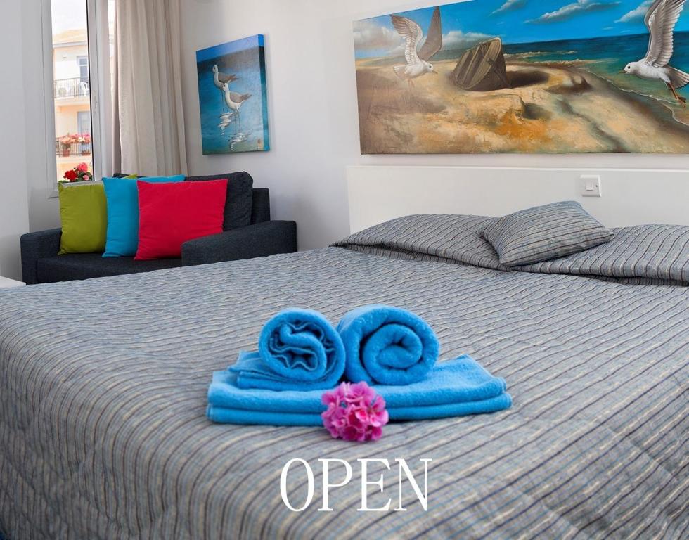 拉纳卡奥普拉酒店的床上铺有蓝色毛巾的床
