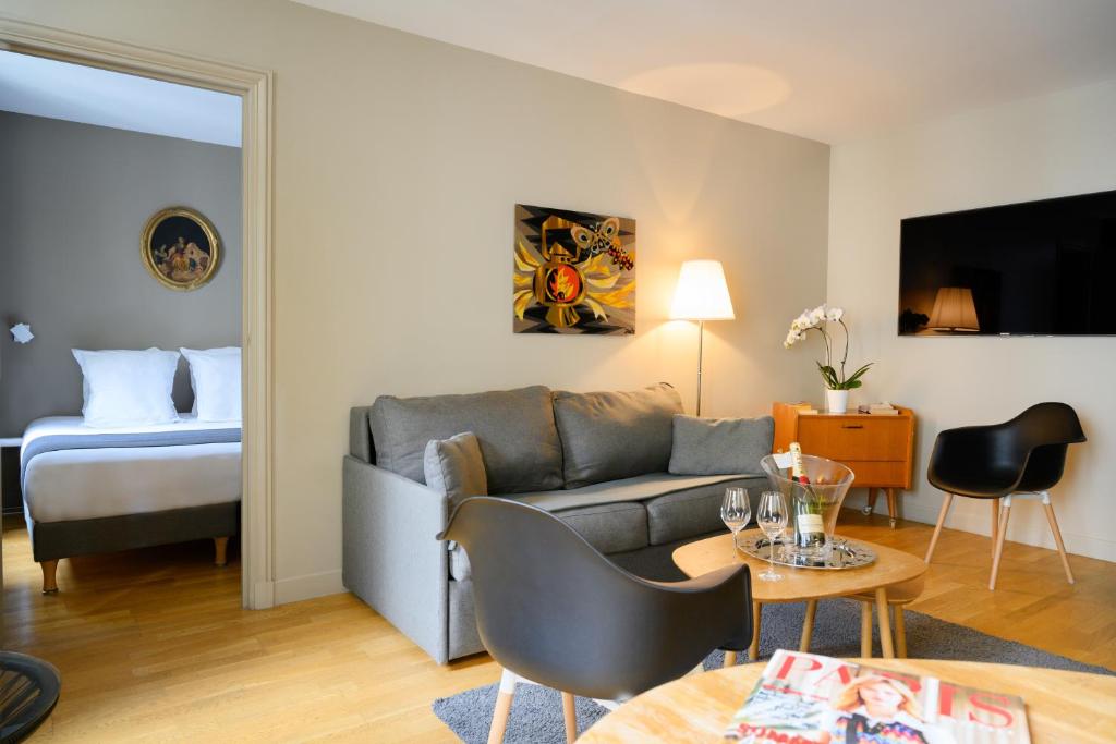 巴黎赫尔沙尔香榭丽舍套房及酒店的客厅配有沙发和1张床