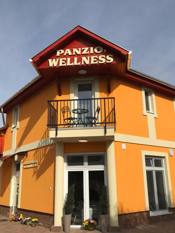 KiszomborTó- Party Panoráma Panzió & Wellness的一座建筑,上面标有阅读潘迪诺健康的标志