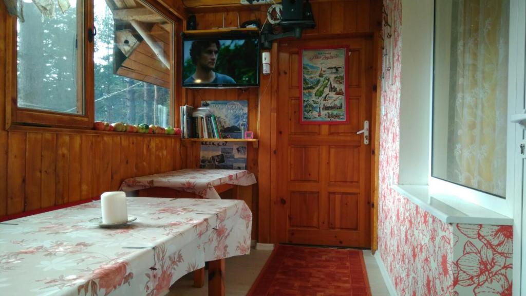 BelitsaКъща Семково的小房间设有桌子和窗户