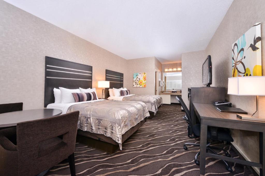 Best Western Plus Park Place Inn - Mini Suites客房内的一张或多张床位