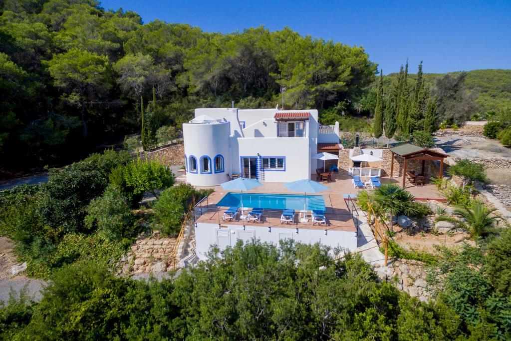 圣卡洛斯Charming villa with pool, Can Toni Mateu.的享有白色房屋空中美景,设有游泳池