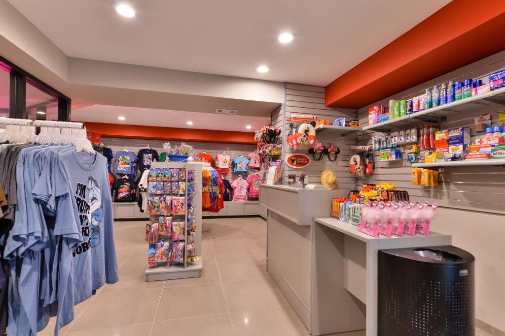 酒店内部或周边的超市或其他商店