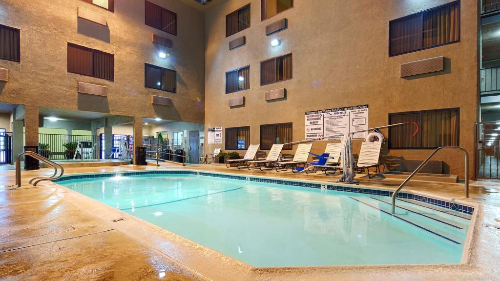 Best Western Plus Park Place Inn - Mini Suites内部或周边的泳池