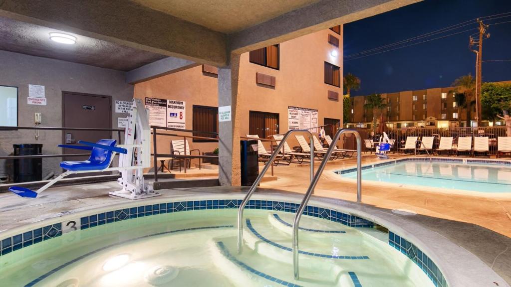Best Western Plus Park Place Inn - Mini Suites内部或周边的泳池