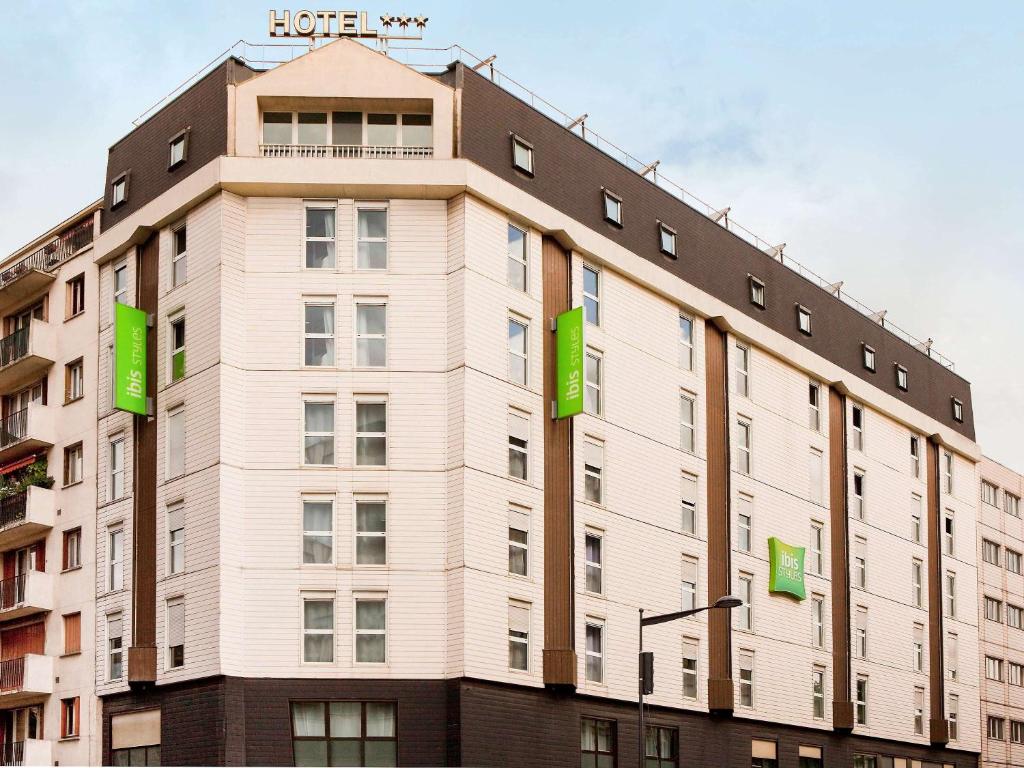 蒙特勒伊巴黎玛丽德蒙特勒伊宜必思尚品酒店的建筑的一侧有绿色标志