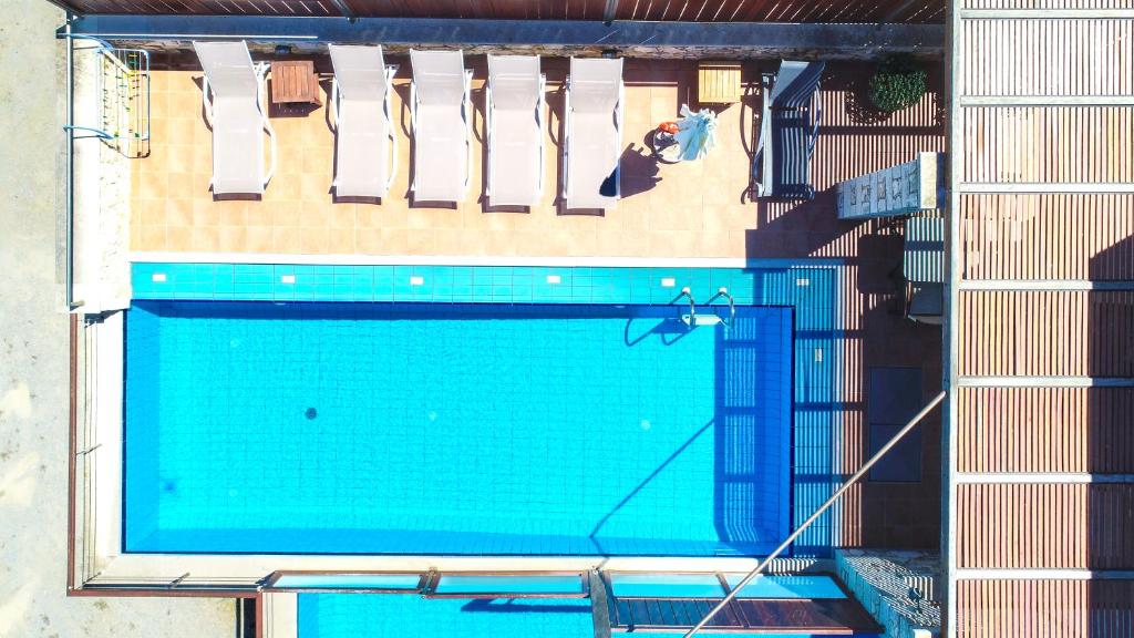科林瓦里奥克拉里别墅的大楼游泳池的顶部景色
