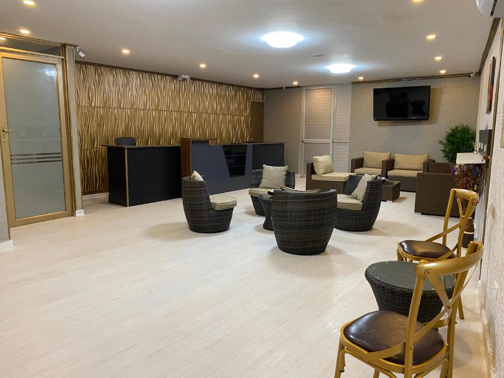 圣安德烈斯Hotel Classic VIP的一个带沙发和椅子的大堂以及一个等候室